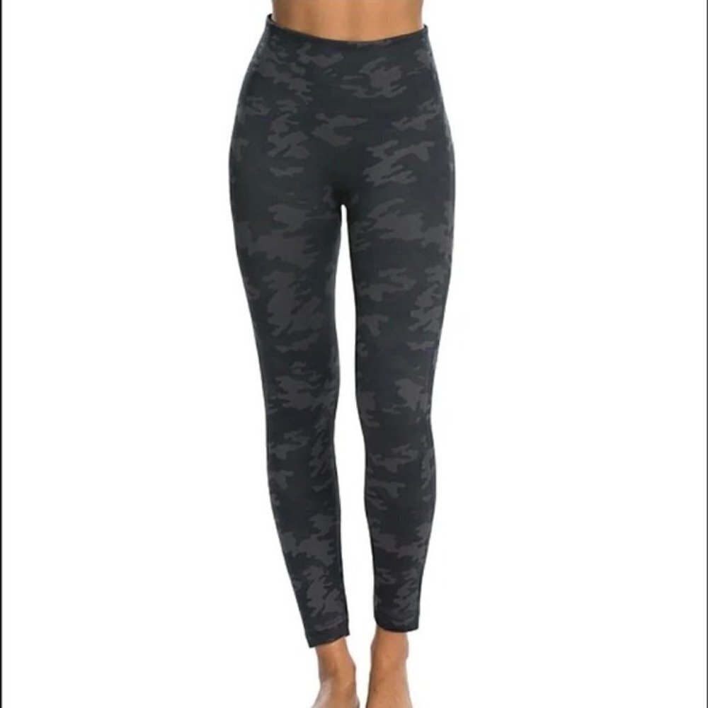 Spanx Look At Me Now Seamless Leggings in Blue‎ Camo sz M